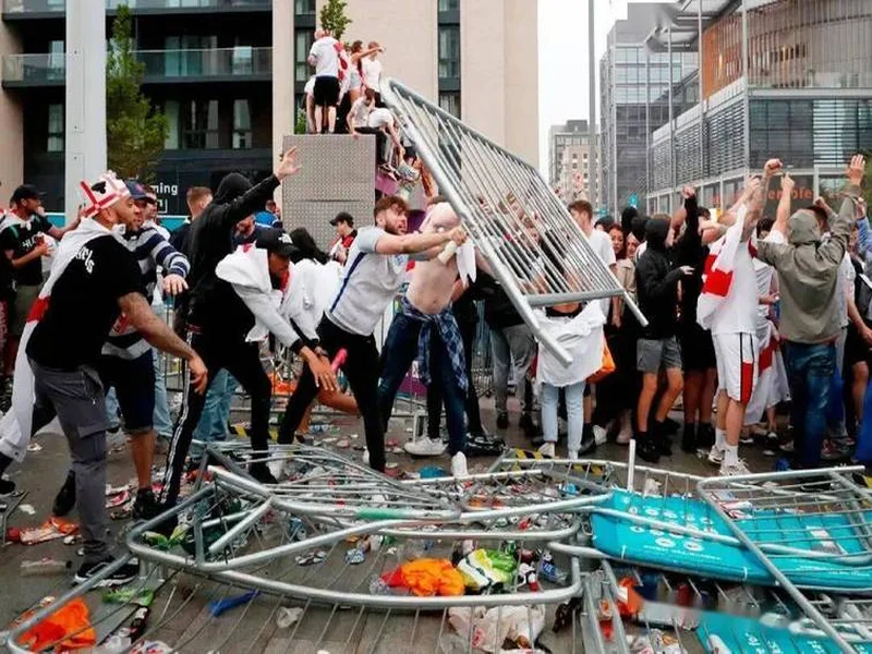 因尾随闯入温布利观看联赛杯决赛，2名男子被处以3年观赛禁令